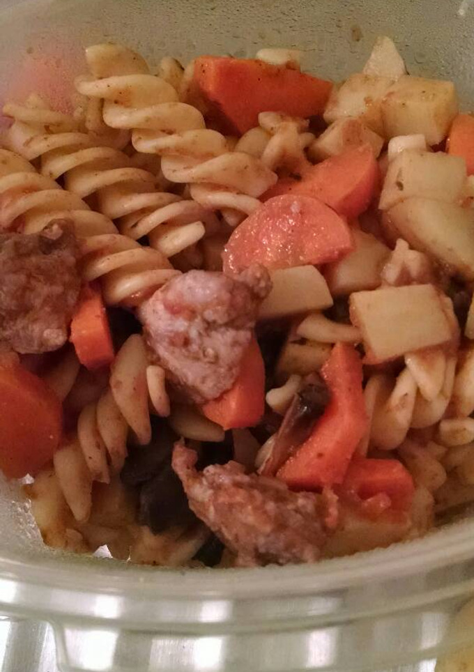 Una foto de Pasta con cerdo y verduras