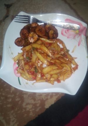 A picture of Fried chips nd plantaim with veg.souce.