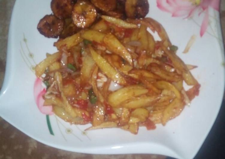 How to Make Perfect Fried chips nd plantaim with veg.souce