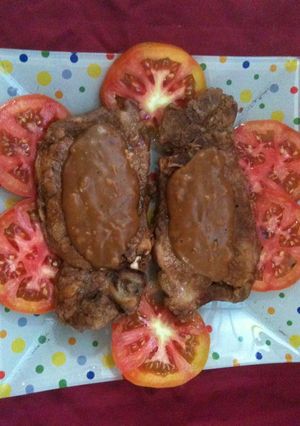 Una foto de Chuletas de cerdo con crema oscura