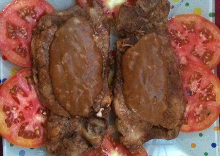 Chuletas de cerdo con crema oscura