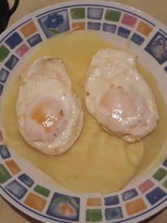 Una foto de Huevos fritos en cama de puré de patata