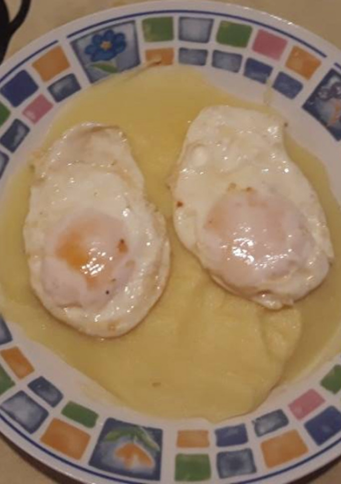 Una foto de Huevos fritos en cama de puré de patata
