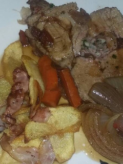 Una foto de Bondiola rellena y salsa de cerveza