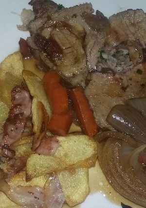 Una foto de Bondiola rellena y salsa de cerveza