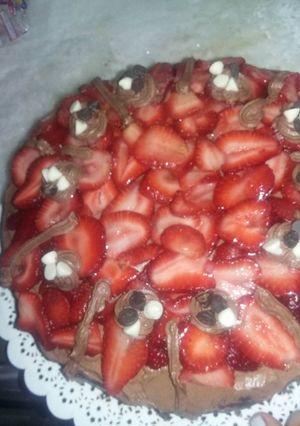 Una foto de Torta de mousse y frutillas