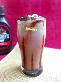 ચોકલેટ મિલ્ક શેક (Chocolate milkshake recipe in Gujarati) રેસીપી મુખ્ય ફોટો