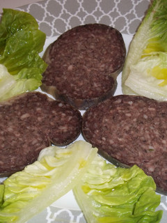 Una foto de Aperitivo de poltrota con hojas de ensalada