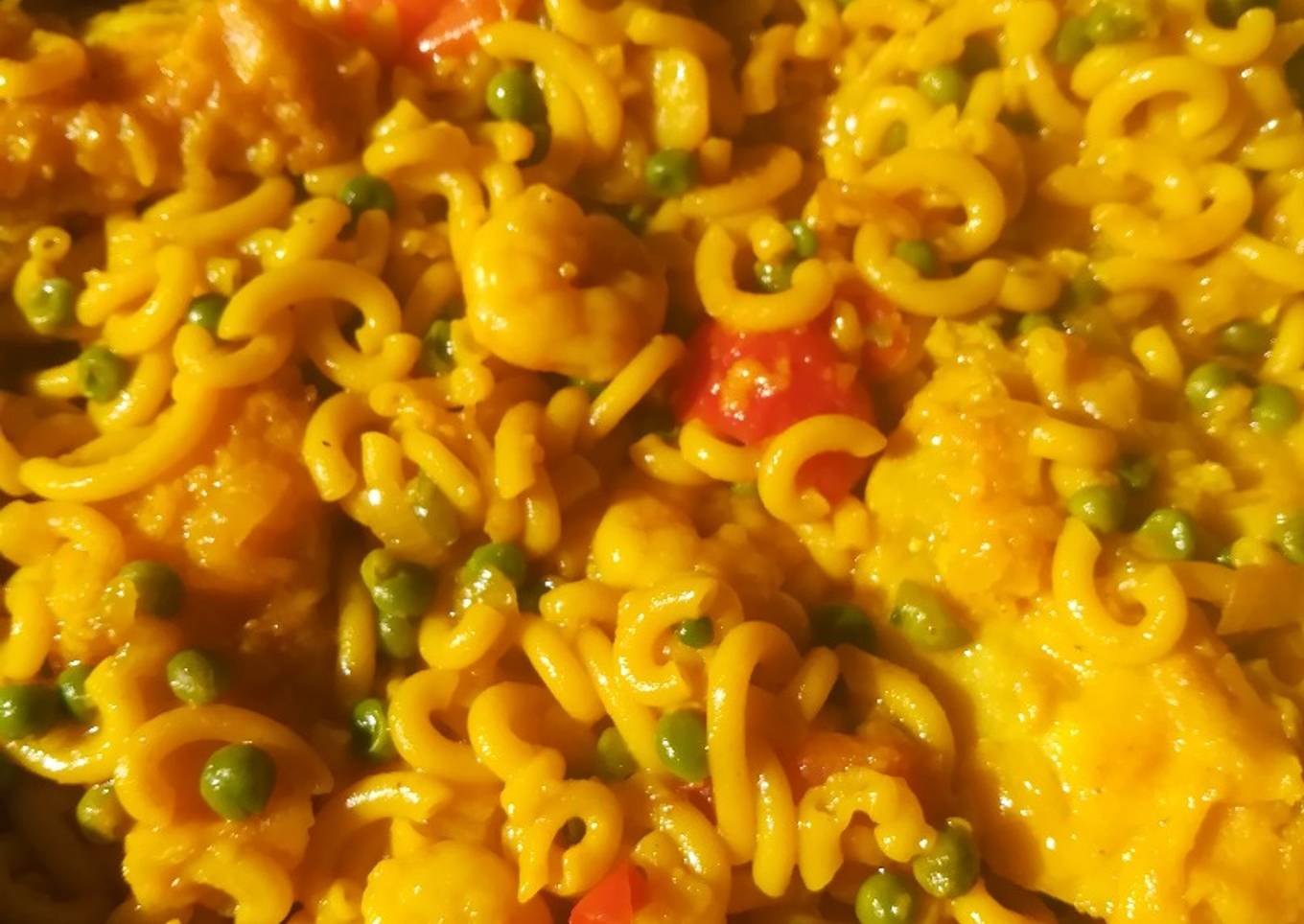 Fideuá con merluza, gambas y guisantes