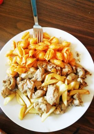 Una foto de Fideos con papas fritas y pollo