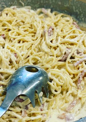 Una foto de Espaguetis carbonara riquísimos y sabrosos, nada secos!