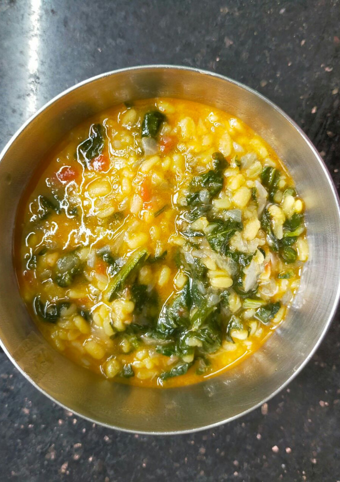முப்பருப்பு, முருங்கை கீரை சாம்பார்(murungaikeerai sambar recipe in tamil) செய்முறை முக்கிய புகைப்படம்