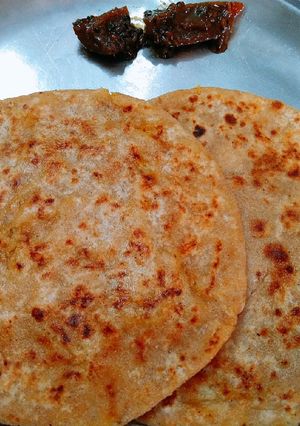 A picture of Paneer aloo paratha.