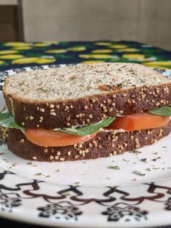 Foto de Sanduíche Natural de Tomate com Rúcula e Patê de Tofu