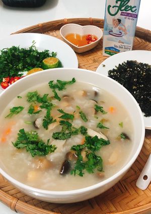 Hình của món Cháo hạt sen nấm mối đen.