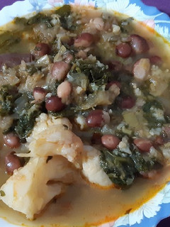 Una foto de Alubias con espinacas y coliflor
