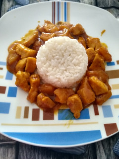 Una foto de Pollo al curry con piña