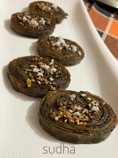 अळूवडी (aluvadi recipe in marathi) रेसिपी चे मुख्य फोटो