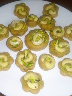 तिळ गुळ चमचम गजक (til gul gajak recipe in marathi) रेसिपी चे मुख्य फोटो 