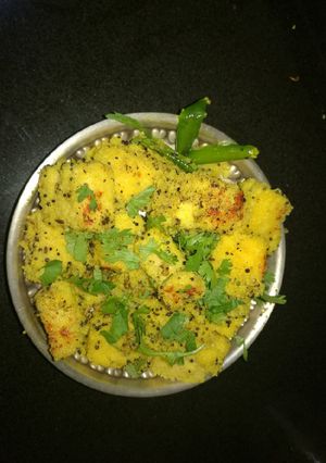 સુરતી વાટી દાળ ના ખમણ (Vati Dal Na Khaman Recipe In Gujarati) રેસીપી મુખ્ય ફોટો