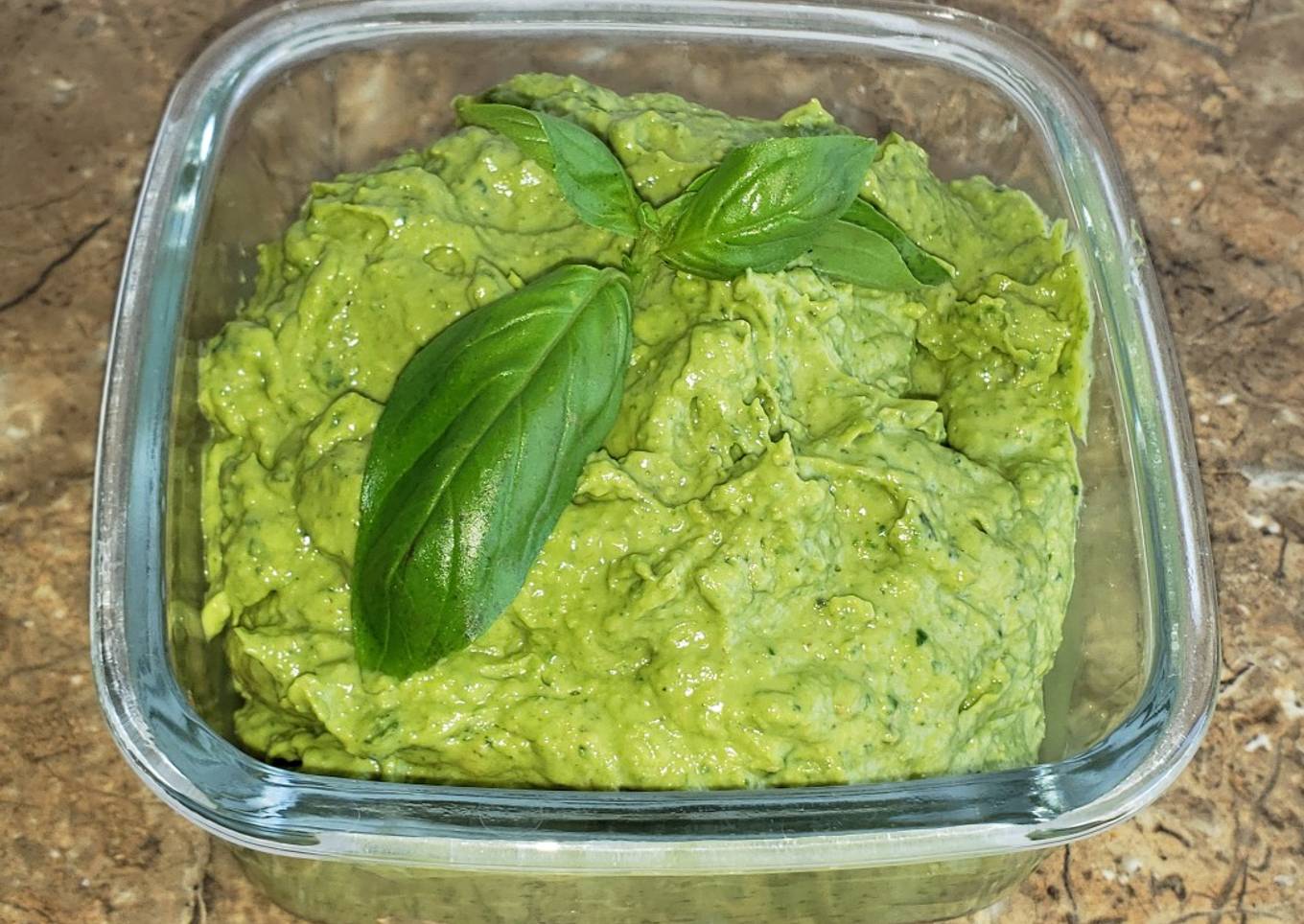 Pesto de aguacate y albahaca