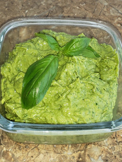 Una foto de Pesto de aguacate y albahaca