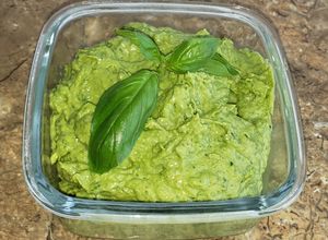 Una foto de Pesto de aguacate y albahaca