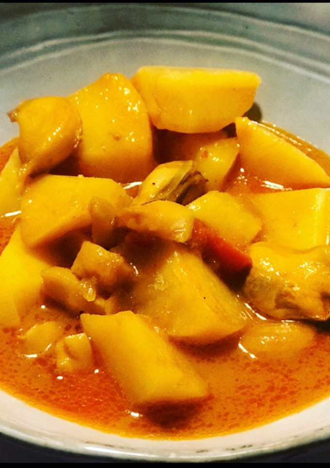 Una foto de Patatas guisadas con mejillones y calamares 🦑 en olla de cocción lenta