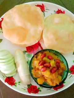 লুচি ও তরকারি(luchi torkari recipe in Bengali) রেসিপির প্রধান ছবি