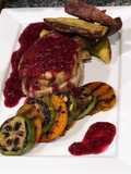 Medallones de cerdo con salsa de arándanos + guarnición de batatas picantes y vegetales grillados