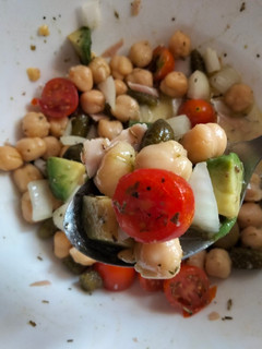Una foto de Ensalada de garbanzos y aguacate