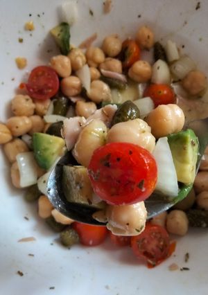 Una foto de Ensalada de garbanzos y aguacate