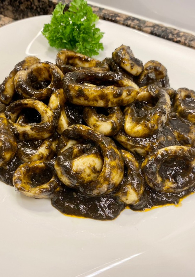 Una foto de Calamares en su tinta