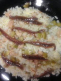 Una foto de Ensalada de arroz con atún, olivas y anchoas