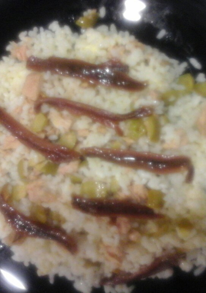Una foto de Ensalada de arroz con atún, olivas y anchoas