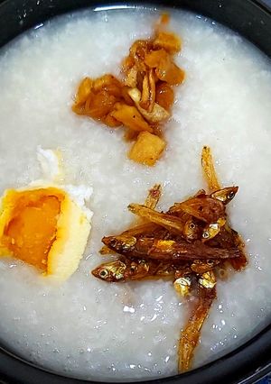Hình của món CHÁO TRẮNG, TRỨNG MUỐI, CỦ CẢI KHÔ, CÁ KHÔ.