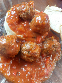 Una foto de Albóndigas con puré de papas🍛