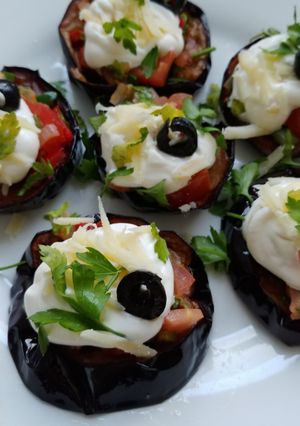 A picture of Aubergine slices with sour cream.
