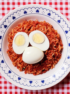 Una foto de Arroz "rojo" con huevos duros 🥚 🍅 Arroz con tomate frito y huevos cocidos 🍚 🐔B. B. B. y pascualino 🥚