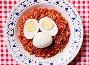 Una foto de Arroz "rojo" con huevos duros 🥚 🍅 Arroz con tomate frito y huevos cocidos 🍚 🐔B. B. B. y pascualino 🥚