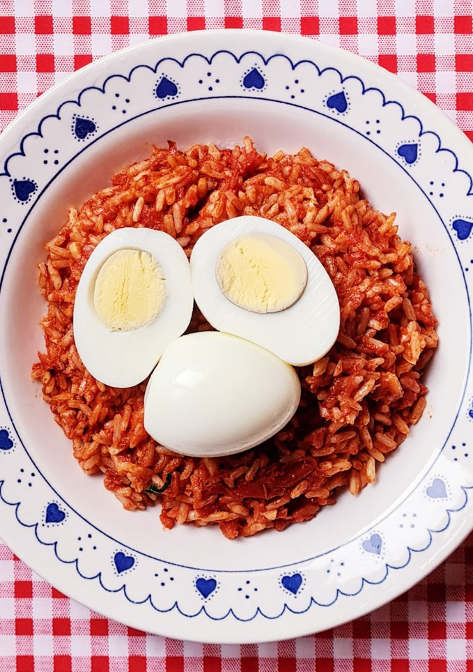 Una foto de Arroz "rojo" con huevos duros 🥚 🍅 Arroz con tomate frito y huevos cocidos 🍚 🐔B. B. B. y pascualino 🥚