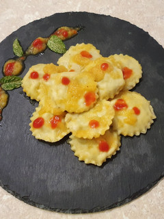 Foto di Tortelli alle sarde speziate in salsa di pomodorini gialli