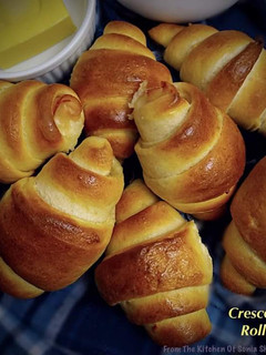 A picture of Crescent Rolls.