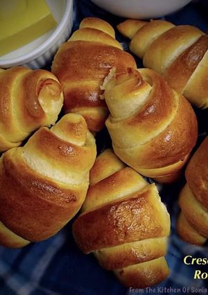 A picture of Crescent Rolls.