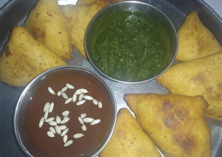 Aloo samosa with green chutney and imli chutney