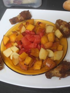 Una foto de Alitas de pollo con frutas al limón