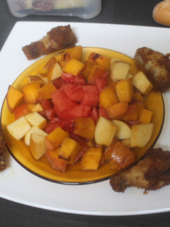 Una foto de Alitas de pollo con frutas al limón