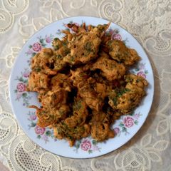 A picture of Coriander and onion pakoray.