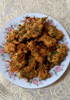 A picture of Coriander and onion pakoray.