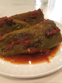 Una foto de Ají relleno de carne y quinoa